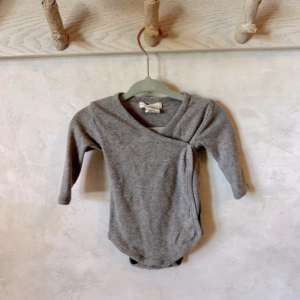 Serendipity organic cotton baby kimono style gray onesie - size 56